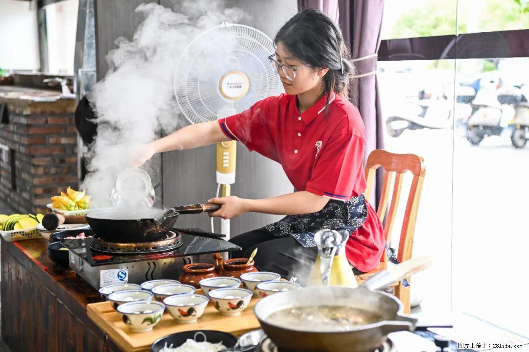 全网追的“扁担女孩”，找了一份暑假工，时薪12元 - 天水生活资讯 - 天水28生活网 tianshui.28life.com
